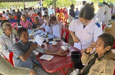 Vietnamese doctors provide free health check-ups for people in Laos