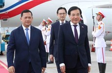 Cambodian PM arrives in Hanoi, starts official visit to Vietnam