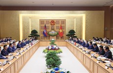 Vietnamese, Cambodian PMs discuss measures to boost bilateral ties