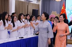 Spouses of Vietnamese, Chinese leaders visit Hanoi university