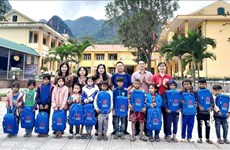 Disadvantaged students, disaster-affected people in Quang Binh receive support