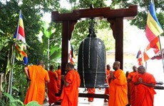 Vietnam–Malaysia Business Association donates bronze bell pagoda in Malaysia