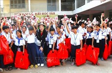 New Year gifts, scholarships bring joy to Cambodians of Vietnamese origin