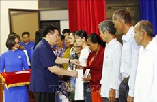  NA Chairman presents Tet gifts to policy beneficiaries, workers, air force personnel in Yen Bai