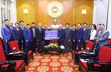 Vietnam Fatherland Front receives 21 solidarity houses for poor families
