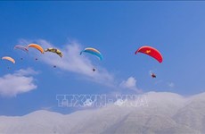 Kon Tum open paragliding tournament attracts crowds of competitors