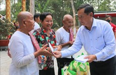 Poor Khmer households in An Giang given gifts on Chol Chnam Thmay Festival