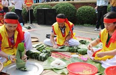 Rice cake cooking contest thrills visitors to Hung Kings Temple Festival