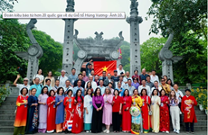 Overseas Vietnamese return home to commemorate legendary nation founders 