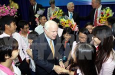 US Senator John McCain talks to university students in HCM City 