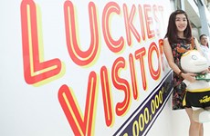 A Vietnamese tourist wins luckiest award in Thailand 
