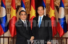 Prime Minister talks with Lao counterpart 