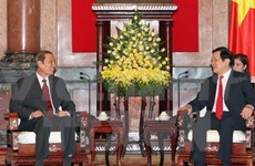 President Truong Tan Sang greets Lao Presidential Official 