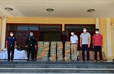 Gifts presented to poor Vietnamese in Cambodia  