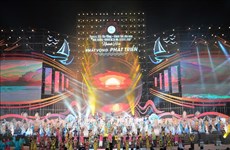 Khanh Hoa sea festival: Over 6,000 join Ao dai parade