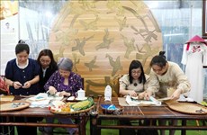 Spouses of Vietnamese, Singaporean PMs visit handicraft facility of disabled people