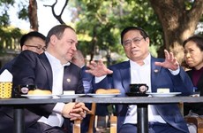 Vietnamese, Belarusian PMs visit Hanoi Flag Tower, enjoy coffee