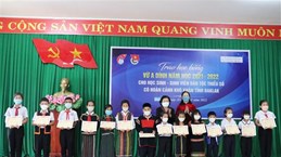 Scholarships presented to ethnic students in Dak Lak 