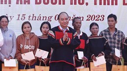 President gives gifts to disadvantaged people, students in Dak Lak