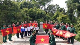 10,000 national flags presented to Dak Nong border residents