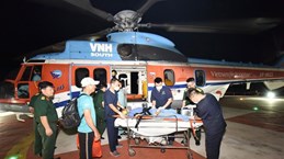 Khanh Hoa: fisherman suffering from decompression brought ashore for further treatment