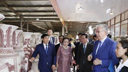 Vietnamese, Kazakh leaders visit ancient pottery village