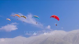Kon Tum open paragliding tournament attracts crowds of competitors
