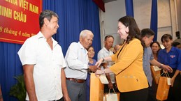 Acting President presents gifts to disadvantaged people in Tay Ninh province