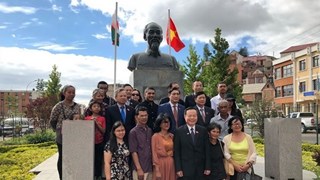 NA Vice Chairman meets Vietnamese community in Madagascar