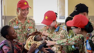 Vietnamese “blue beret” doctors help raise South Sudanese women's awareness of health care  