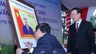 Government leader offers incense in tribute to late PM Vo Van Kiet