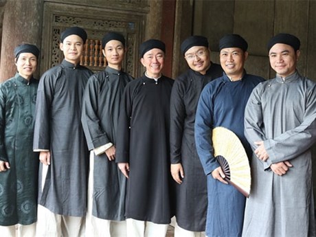 Cultural event helps revive ao dai for men, Videos