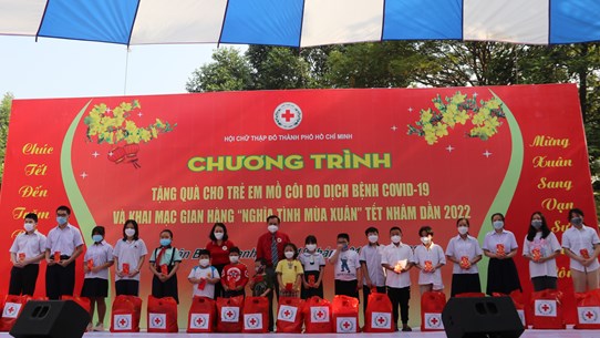 COVID-19 orphans in HCM City receive Tet gifts