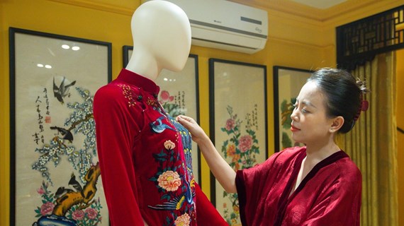 Designer incorporates Hang Trong paintings into “Ao dai” collection