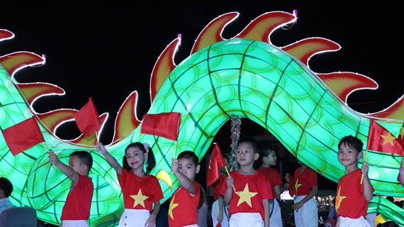 Tuyen Quang lit up with colourful giant lanterns ahead of Mid-Autumn Festival