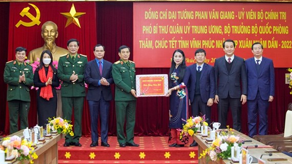 Defence Minister pays pre-Tet visit to Vinh Phuc