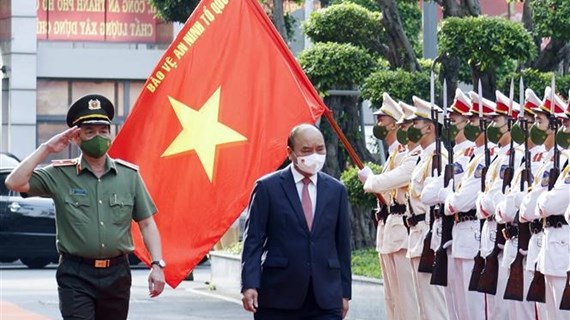 President checks security  in HCM City ahead of Tet