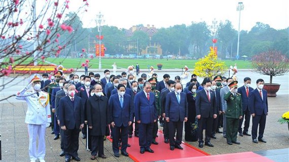 Leaders pay tribute to President Ho Chi Minh ahead of Tet