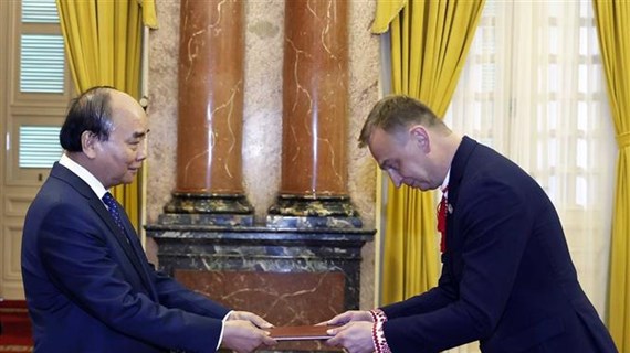 President receives new ambassadors from Ukraine, Canada