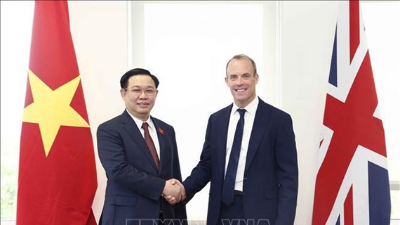 Vietnamese National Assembly Chairman meets with British officials  