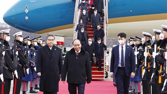 President arrives in Seoul, beginning state visit to RoK