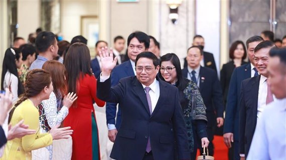 PM meets with representatives of Vietnamese community in Singapore