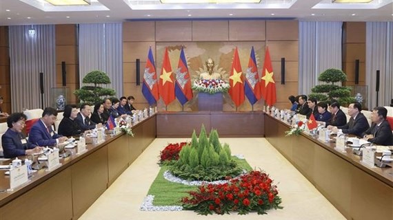 Vietnamese, Cambodian top legislators hold talks in Hanoi