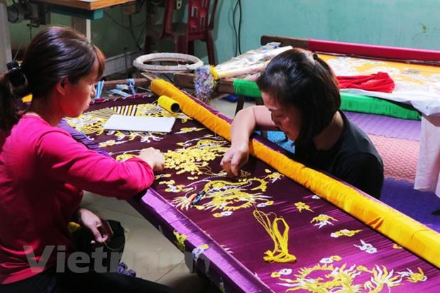 Dong Cuu - the only royal robe embroidering village in Hanoi hinh anh 2