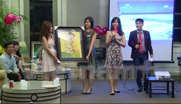 Vietnamese in Singapore donate to fund for needy children hinh anh 1