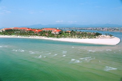 Nhat Le among top 10 most attractive beaches in Vietnam hinh anh 1