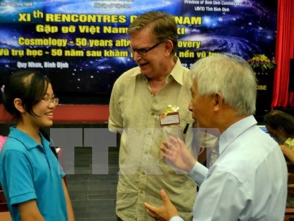 US Physics Nobel laureate meets with Binh Dinh students hinh anh 1