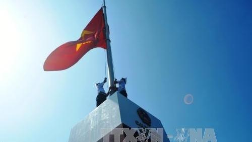 Flagpole inaugurated on northeast outpost island hinh anh 1