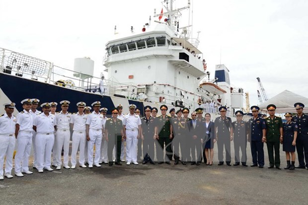 Indian coast guard ship visits HCM City hinh anh 1