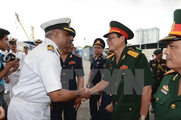 Vietnam, India Coast Guards hold rescue drill at sea hinh anh 1